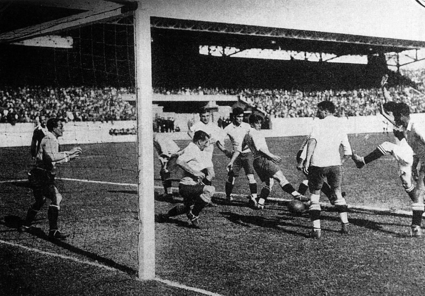 Strafraumszene aus dem ersten WM Finale 1930 - Uruguay dunkle Hosen schl