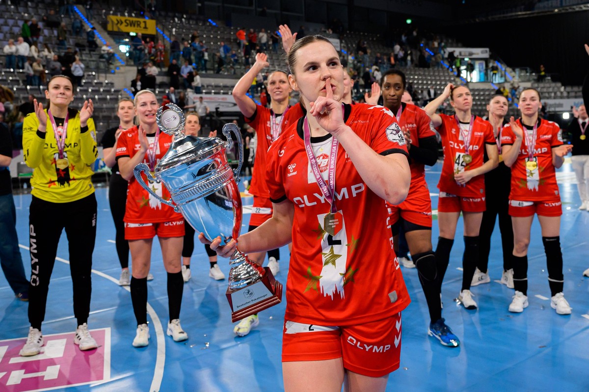 Handball: DHB-Pokal, Final4, Finale, HSG Blomberg-Lippe - HB Ludwigsburg Mareike Thomaier Ludwigsburg mit dem Pokal / Troph�e Stuttgart Porsche Arena Baden-W�rttemberg Deutschland *** Handball DHB Pok ...