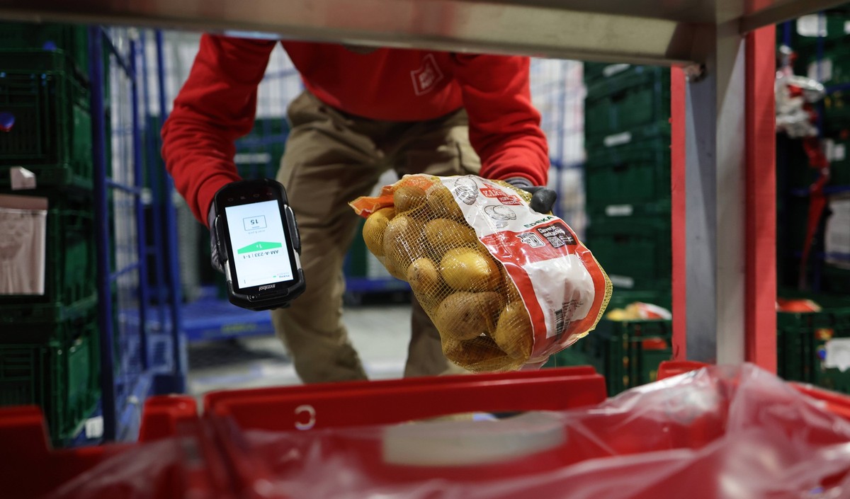 05.01.2023, NRW, Nordrhein-Westfalen, Mülheim, PICNIC Fulfillment-Center, PICNIC Online Supermarkt, EDEKA Beteiligung an Picnic Deutschland, Lieferdienst, Lieferservice, Lebensmittel, Getränke, kosten ...