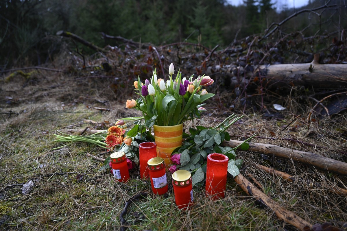 News Bilder des Tages Getoetetes Maedchen Luise *** NUR FUeR REDAKTIONELLE ZWECKE *** EDITORIAL USE ONLY ***<p>Getoetetes Maedchen Luise am 14.03.2022 in Freudenberg. Fundort der Leiche, Blumen ...