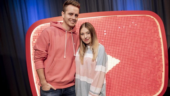 05.12.2018, Berlin: Das YouTuber-Paar Julian «Julienco» Claßen und Bianca «Bibi» Claßen stehen beim YouTube-Jahresrückblick 2018 im YouTube Space Berlin vor einem YouTube-Logo. Foto: Christoph Soeder/ ...