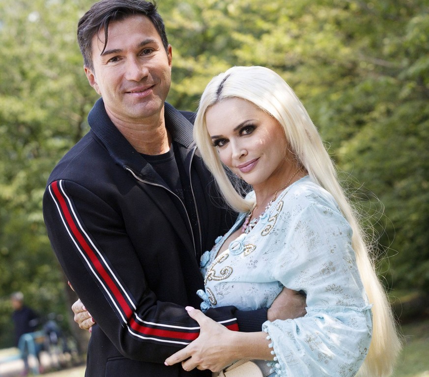 Daniela Katzenberger mit Ehemann Lucas Cordalis beim Fototermin zur der Präsentation ihres neuen Buches Die Mutti-Mafia - kann mich mal... gernhaben auf dem Spielplatz Mediapark. Köln, 13.07.202 *** D ...