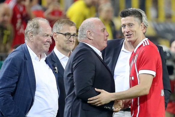 xuhx, Dortmund, Signal Iduna Park, 05.08.17, Supercup: Borussia Dortmund - FC Bayern Muenchen Bild: v.li. Pr�sident Uli Hoene� (Bayern) und Robert Lewandowski (Bayern) Dortmund