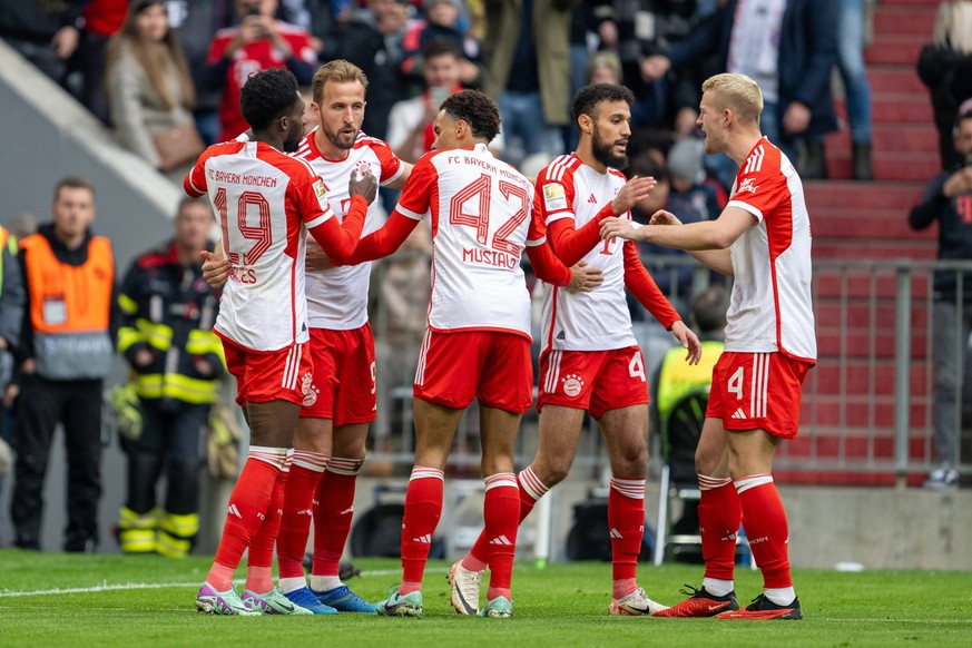 Torjubel zum 1:0 Alphonso Davies 19 FC Bayern Muenchen, Harry Kane 9 FC Bayern Muenchen, Jamal Musiala 42 FC Bayern Muenchen, Noussair Mazraoui 40 FC Bayern Muenchen, Mathijs de Light 4 FC Bayern Muen ...