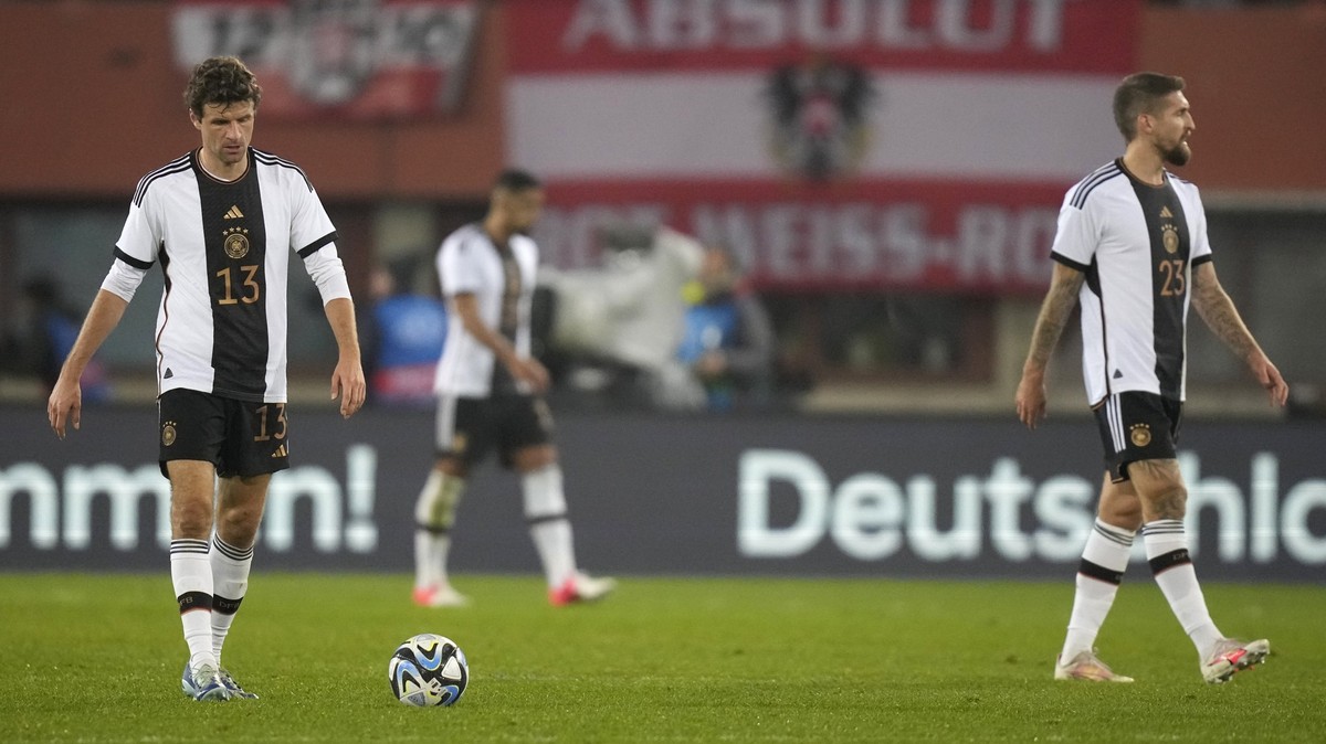 21.11.2023, Österreich, Wien: Fußball: Länderspiele, Österreich - Deutschland, Ernst-Happel-Stadion. Deutschlands Thomas Müller (l) geht nach dem zweiten Gegentor enttäuscht über den Platz. Foto: Matt ...