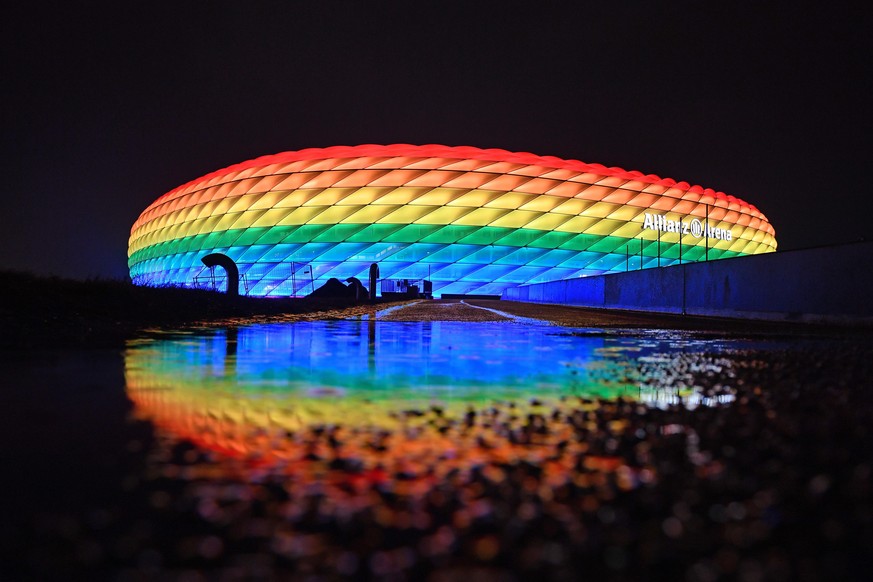 firo : 30.01.2021 Fu?ball, 1. Bundesliga, Saison 2020/2021, FC Bayern M_nchen Muenchen - TSG Hoffenheim 4:1 Allianz Arena , Stadion , von , FC Bayern M_nchen , leuchtet , in, den , Regenbogenfarben al ...