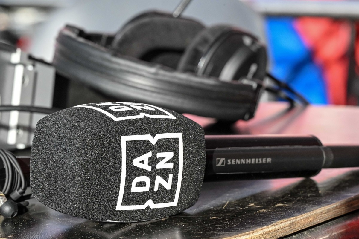 ARCHIV - 05.05.2024, Baden-Württemberg, Heidenheim: Fußball: Bundesliga, 1. FC Heidenheim - FSV Mainz 05, 32. Spieltag, Voith-Arena. Ein Mikrofon von DAZN liegt im Stadion auf einem Tisch. Der Interne ...
