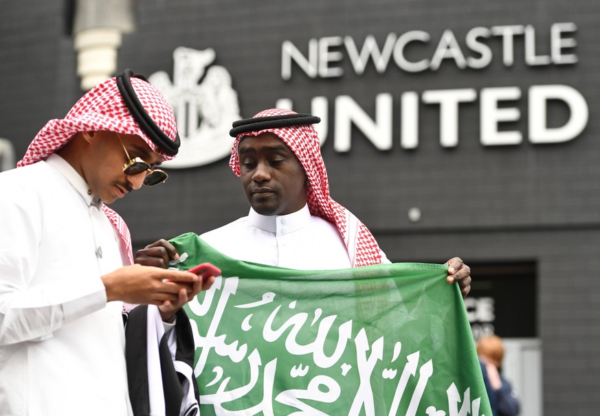 Newcastle-Fans verkleiden sich nach der Übernahme des saudischen &quot;Public Investment Fund&quot; als Scheichs.