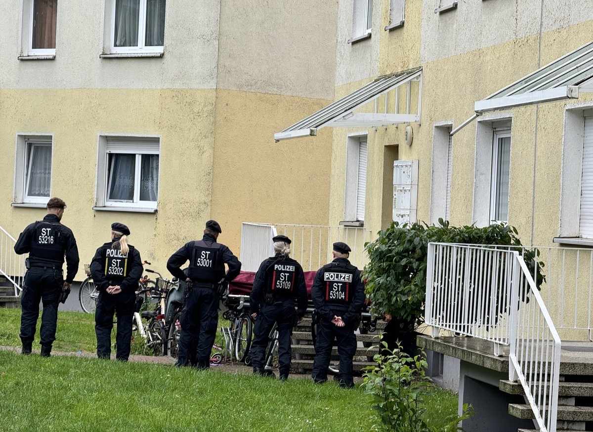 dpatopbilder - 15.06.2024, Sachsen-Anhalt, Wolmirstedt: Polizisten stehen an einem Einsatzort, der m�glichwerweise im Zusammenhang mit der Attacke in Wolmirstedt steht. Polizisten haben bei einem Eins ...