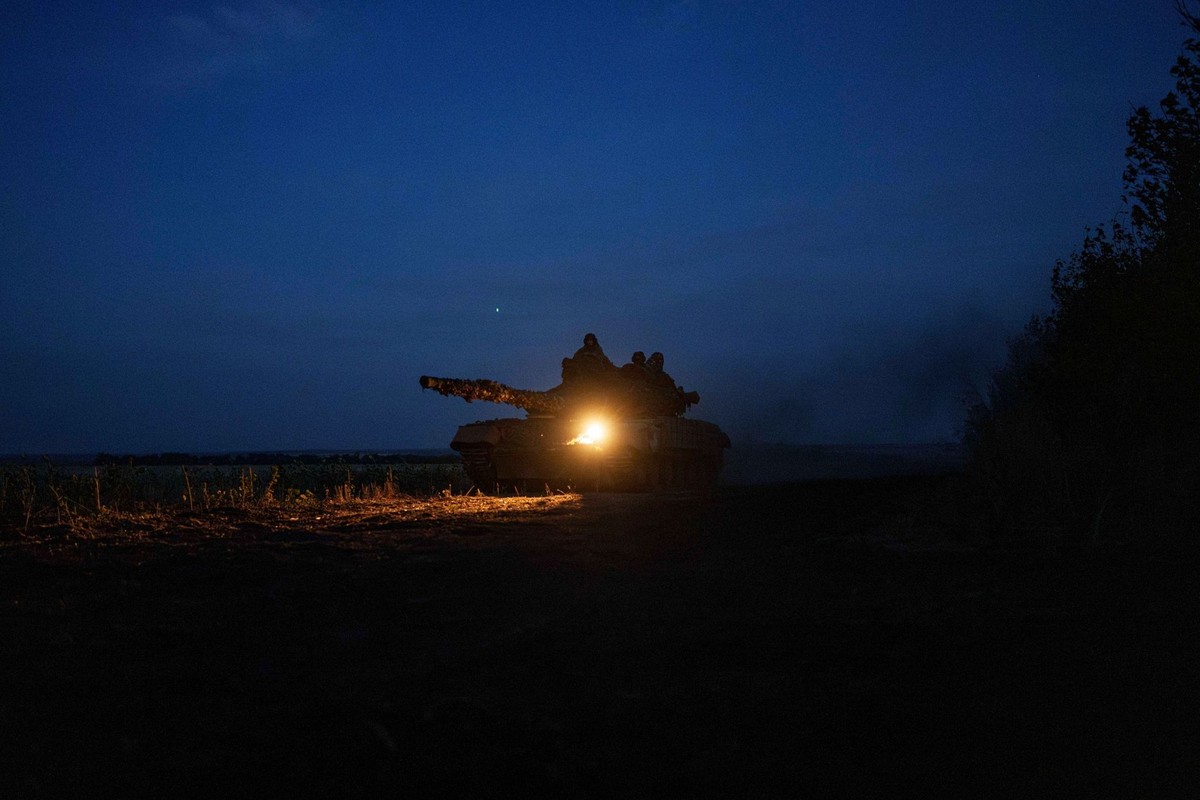 ARCHIV - 18.09.2024, Ukraine, Pokrowsk: Ein ukrainischer Panzer der 110. Brigade fährt auf dem Feld, als er von einer Stellung an der Frontlinie in Richtung Pokrowsk, Region Donezk zurückkehrt. (zu dp ...