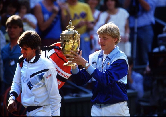 Boris Becker Germany with the trophy. Kevin Curren left Mens final. Wimbledon All England Tennis Championships 1985. PUBLICATIONxINxGERxSUIxAUTxHUNxPOLxUSAxONLY