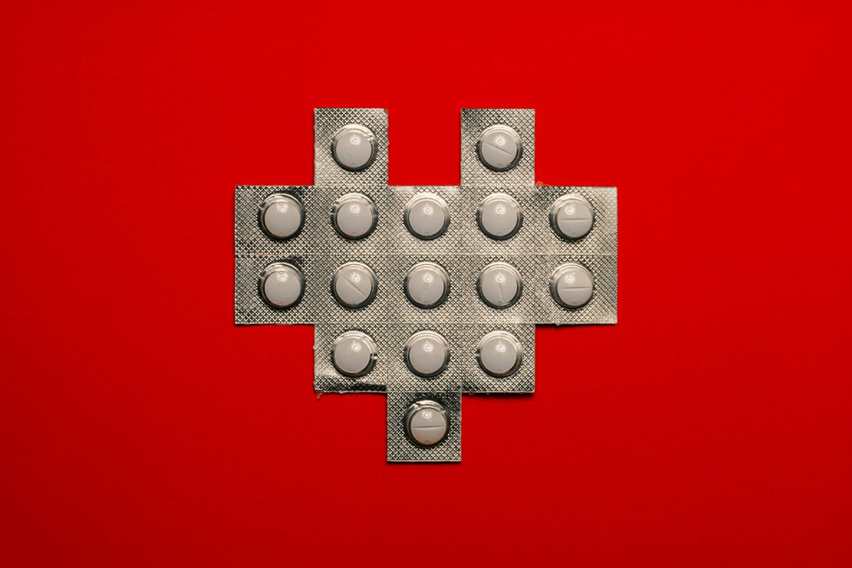 Tabletten-Packung in Herz-Form auf rotem Hintergrund *** Tablet Pack in heart shape on a red background PUBLICATIONxINxGERxSUIxAUTxONLY photocase_2211005