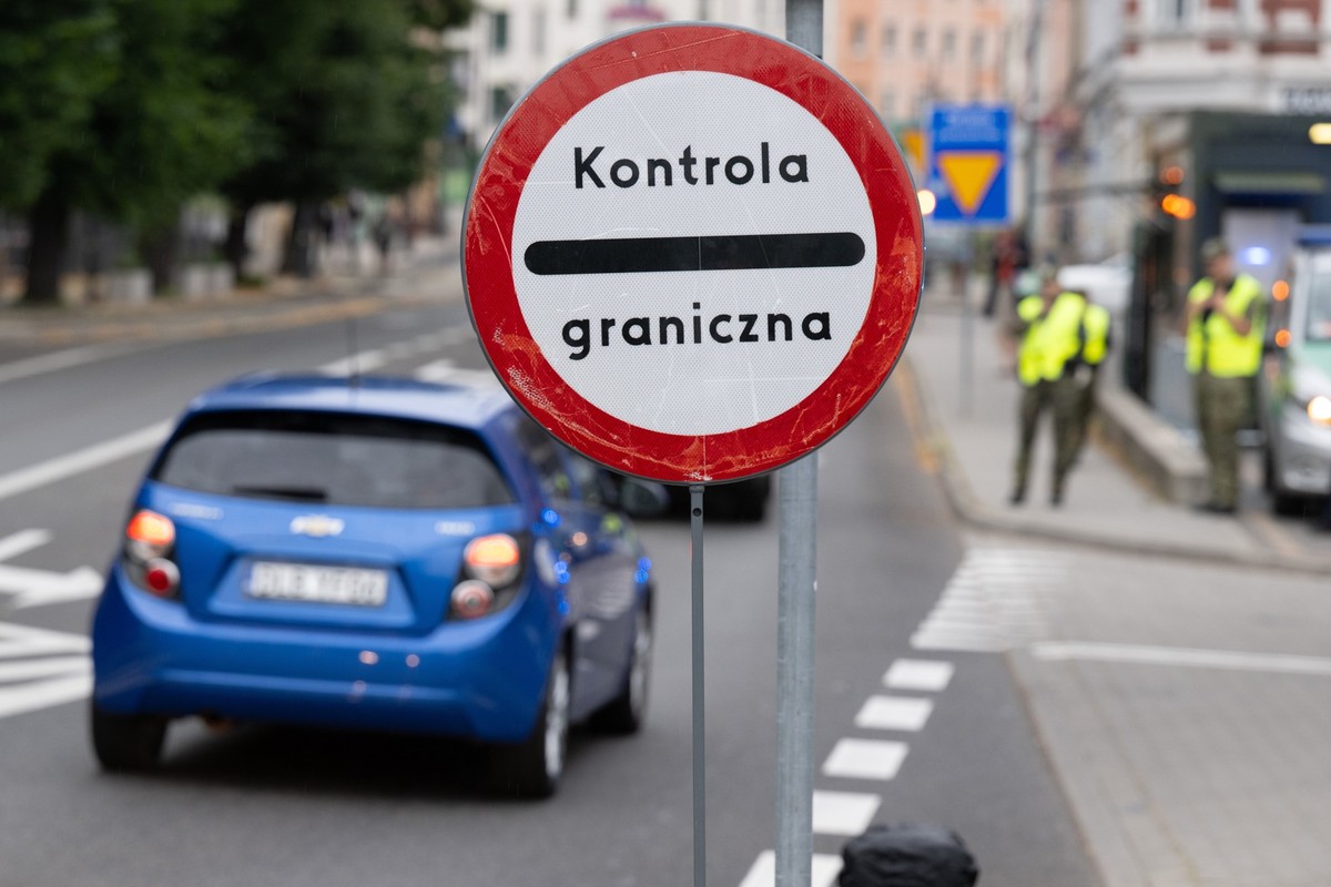 ARCHIV - 07.07.2025, Polen, Zgorzelec: Polnische Grenzschützer stehen auf der polnischen Seite hinter der Stadtbrücke von Görlitz und beobachten den Verkehr. Polen hat vorübergehend die Grenzkontrolle ...