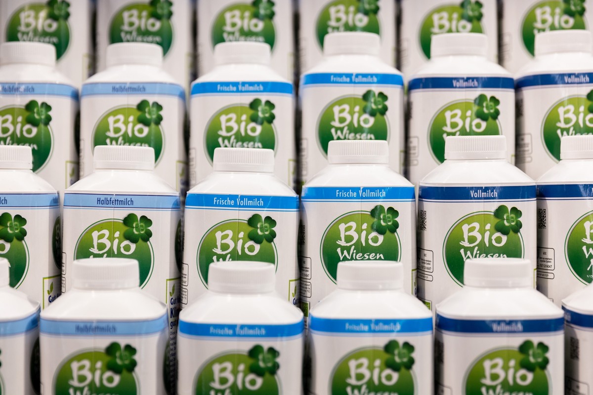 26.07.2022, Bayern, N�rnberg: Bio-Milch des �sterreichischen Herstellers K�rtnermilch steht auf der Messe Biofach in einem K�hlregal. Die Weltleitmesse f�r Bio-Lebensmittel und die Fachmesse f�r Natur ...