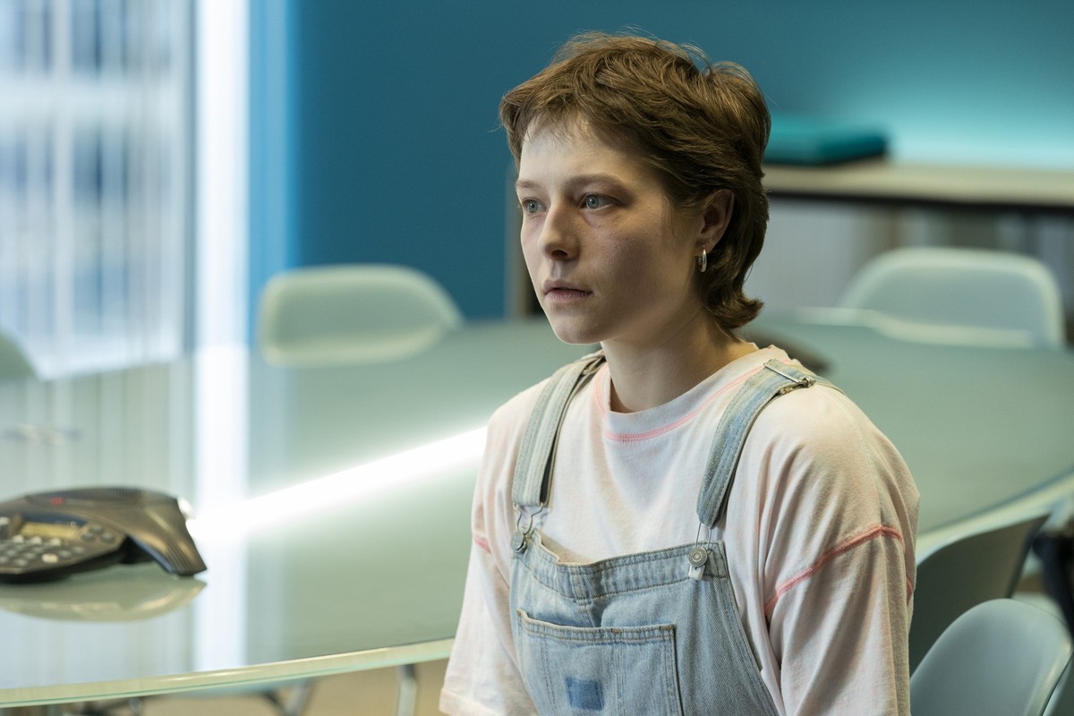 Kaum wiederzuerkennen: Emma D'Arcy in "Truth Seekers".