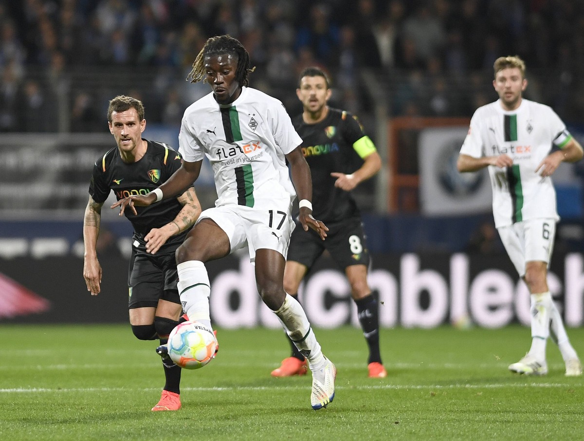 08.11.2022, Bochum, Germany, Vonovia Ruhrstadion, VfL Bochum vs Borussia Moenchengladbach - 1. Bundesliga, Kouadio Manu Kone Borussia Moenchengladbach in Aktion, am Ball, Einzelaktion Foto Ralf Treese ...