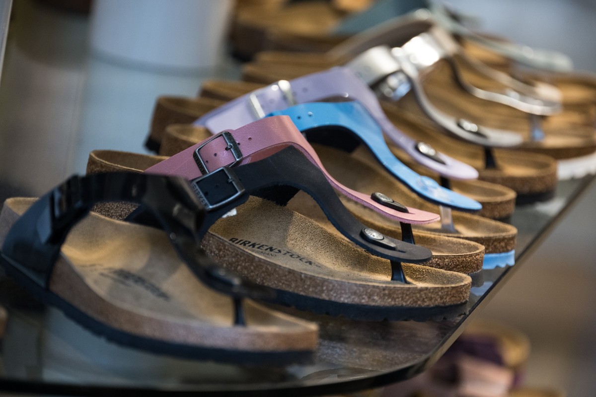 ARCHIV - 13.09.2023, Berlin: Birkenstock-Modelle stehen in einem Ladengeschäft des Schuhherstellers. Sieben Wochen nach dem verpatzten US-Börsendebüt hat es die Aktie des deutschen Sandalen-Hersteller ...