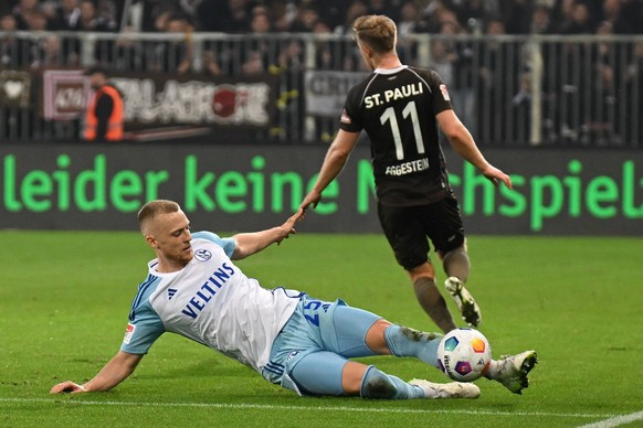 Fu�ball I Herren I 2023-2024 I 2. Bundesliga I 7. Spieltag I FC St. Pauli - FC Schalke 05 I 23.9.2023 Timo Baumgartl 25, FC Schalke 04 rettet den Ball an der Seitenlinie - Einsatz Hamburg Millerntor S ...