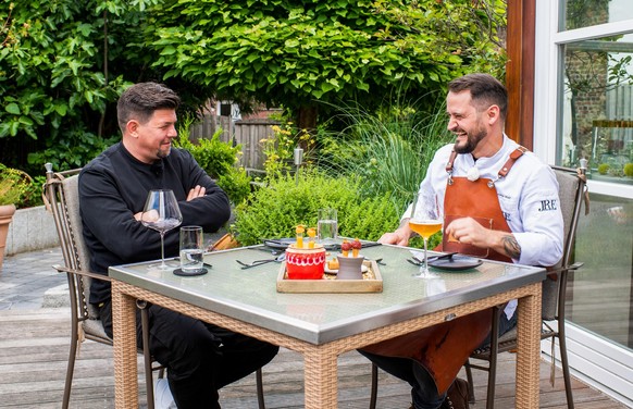 Tim Mälzer (l.) und Alexander Wulf.
Die Verwendung des sendungsbezogenen Materials ist nur mit dem Hinweis und Verlinkung auf TVNOW gestattet.