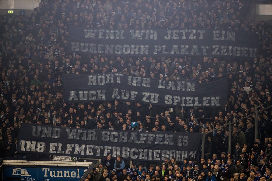 DFB Pokal FC Schalke 04 - FC Bayern Muenchen 03.03.2020 Banner in der Schalker Kurve: Wenn wir jetzt ein Hurensohn Plakat zeigen hoert ihr dann auch auf zu spielen und wir schaffen es ins Elfmeterschi ...