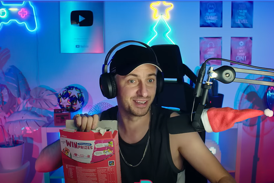 Jan Böhmermann hat wohl Gefallen daran gefunden, sich im Gaming-Look zu präsentieren.