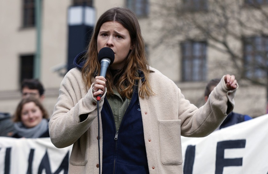 Luisa Neubauer Berlin, 31.03.2023 - Luisa Neubauer spricht waehrend einer Demonstration von Fridays for Future fuer die Einhaltung von Klimazielen. Berlin Berlin Deutschland *** Luisa Neubauer Berlin, ...