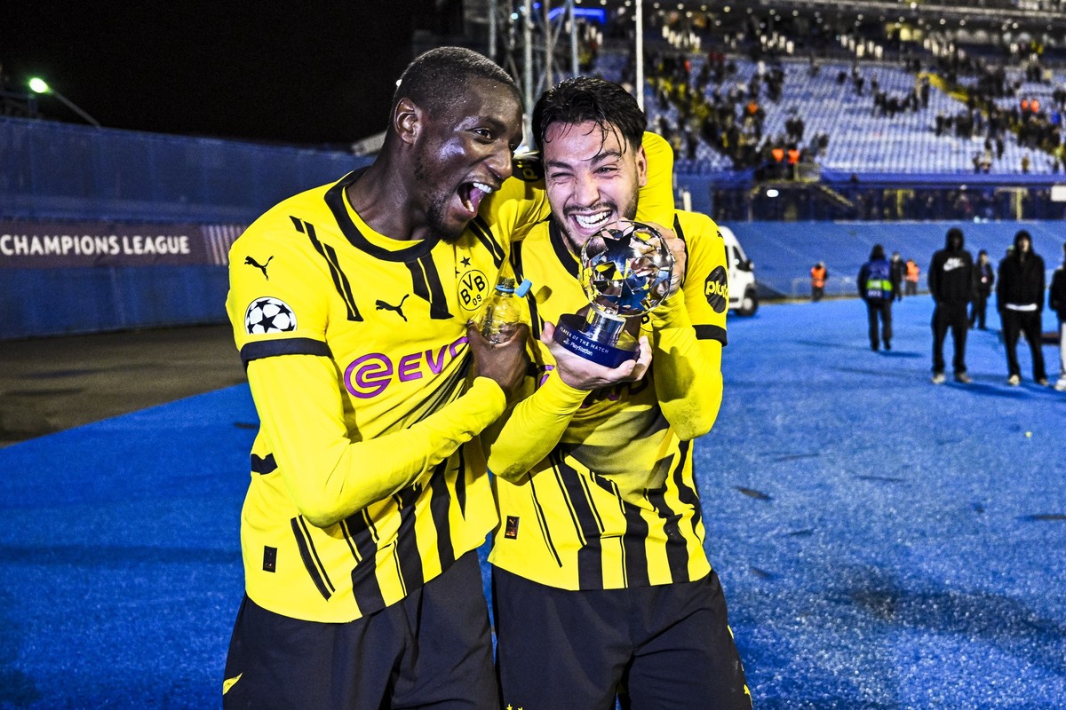 28.11.2024, Kroatien, Zagreb: Fußball: Champions League, Dinamo Zagreb - Borussia Dortmund, Vorrunde, 5. Spieltag, Stadion Maksimir. Dortmunds Ramy Bensebaïni (r) und Dortmunds Serhou Guirassy jubeln  ...