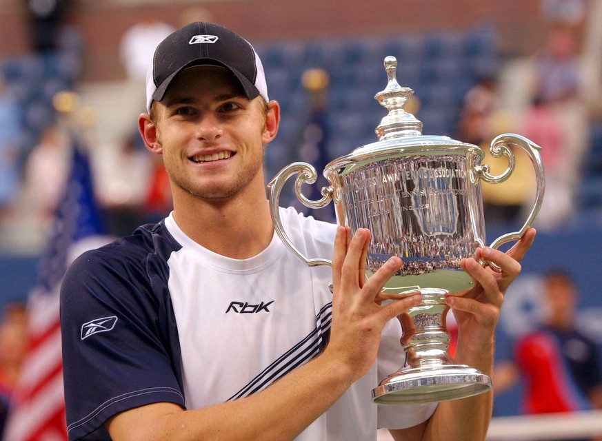 Andy Roddick mit dem Siegerpokal der US Open
