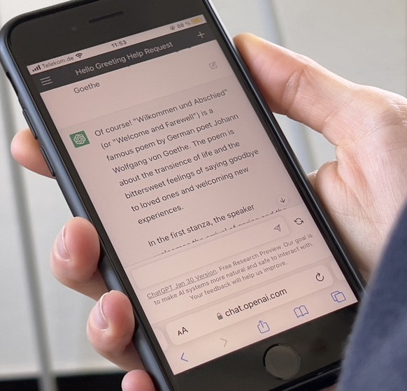 PRODUKTION - 09.02.2023, Hessen, Frankfurt/Main: Eine Frau h�lt ein Smartphone mit der ge�ffneten Anwendung ChatGPT in der Hand. Trotz kritischer Stimmen blicken hessische Schulen und Universit�ten K� ...