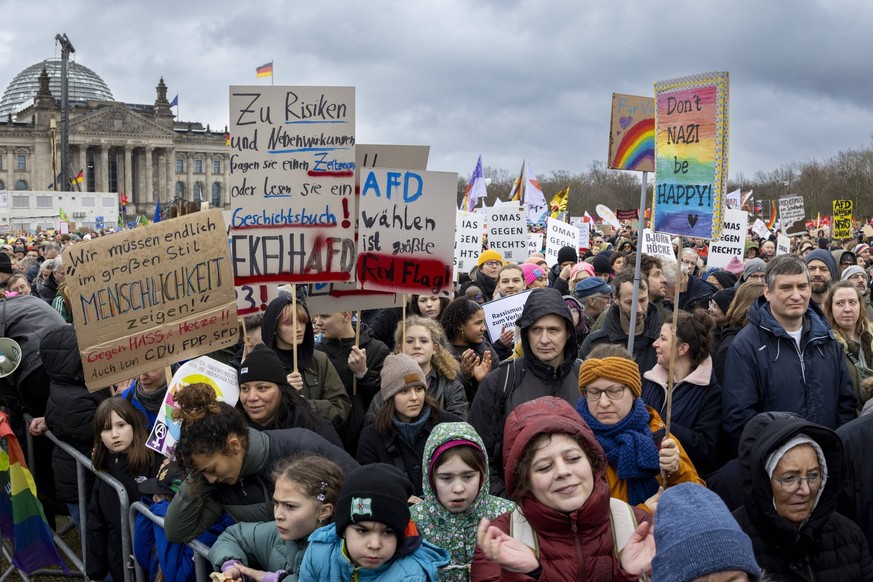 Ein Buendnis aus Initiativen und Organisationen hat am Reichstagsgebaeude zu einer Demonstration und einer Menschenkette gegen Rechtsextremismus aufgerufen. Das Motto lautet - Wir sind die Brandmauer  ...