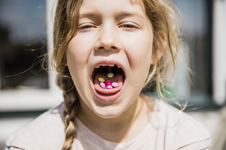 Girl with sweets in her mouth model released Symbolfoto property released PUBLICATIONxINxGERxSUIxAUTxHUNxONLY MOEF00113