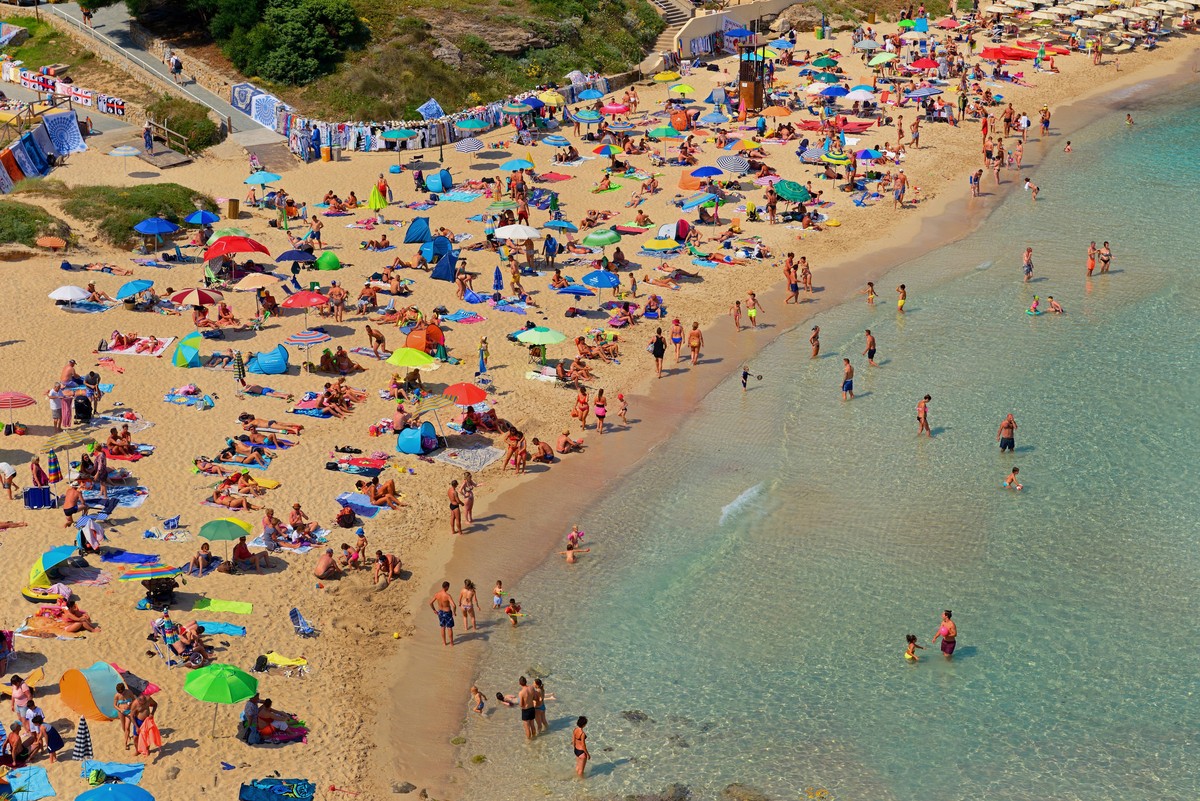 Blick auf einen vollen Badestrand, Italien, Sardinien, Santa Teresa Gallura view of a bathing beach, Italy, Sardegna, Santa Teresa Gallura BLWS512157 Copyright: xblickwinkel/P.xRoyerx