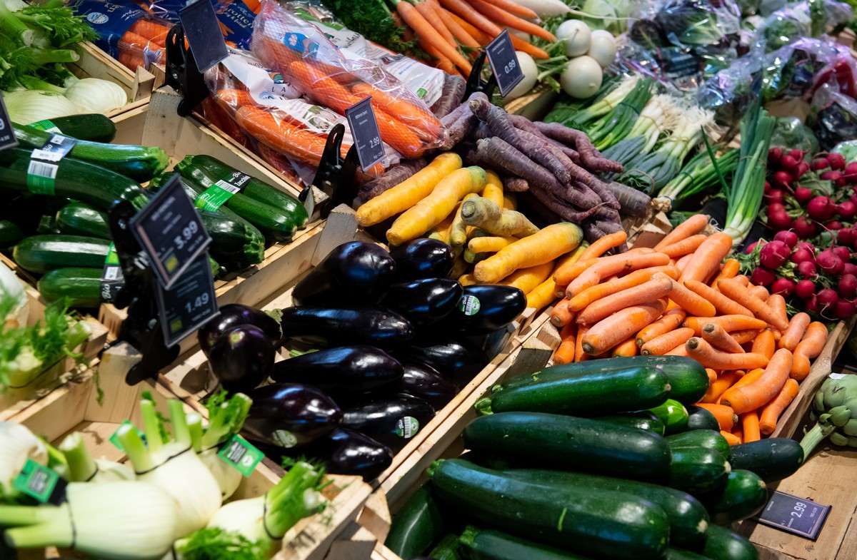 ARCHIV - 13.03.2020, Bayern, Neubiberg: Bio-Gem�se liegt in einem Supermarktregal. (zu dpa: �Bauernverband: Deutscher Bio-Markt erstmals geschrumpft �) Foto: Sven Hoppe/dpa +++ dpa-Bildfunk +++