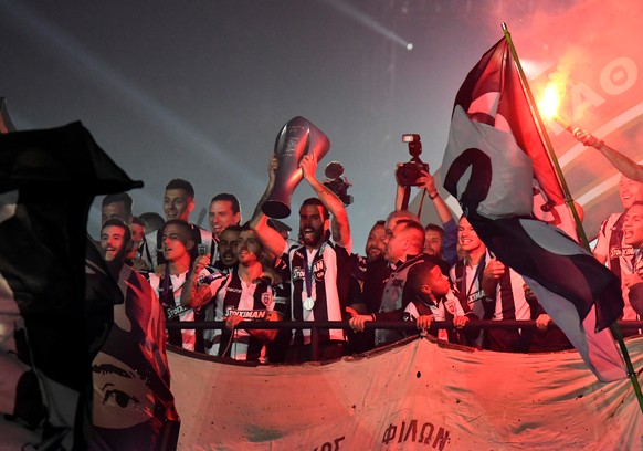 Soccer Football - Super League Greece - PAOK v Levadiakos - Toumba Stadium, Thessaloniki, Greece - April 21, 2019 PAOK players celebrate with the trophy after winning the Super League Greece REUTERS/A ...