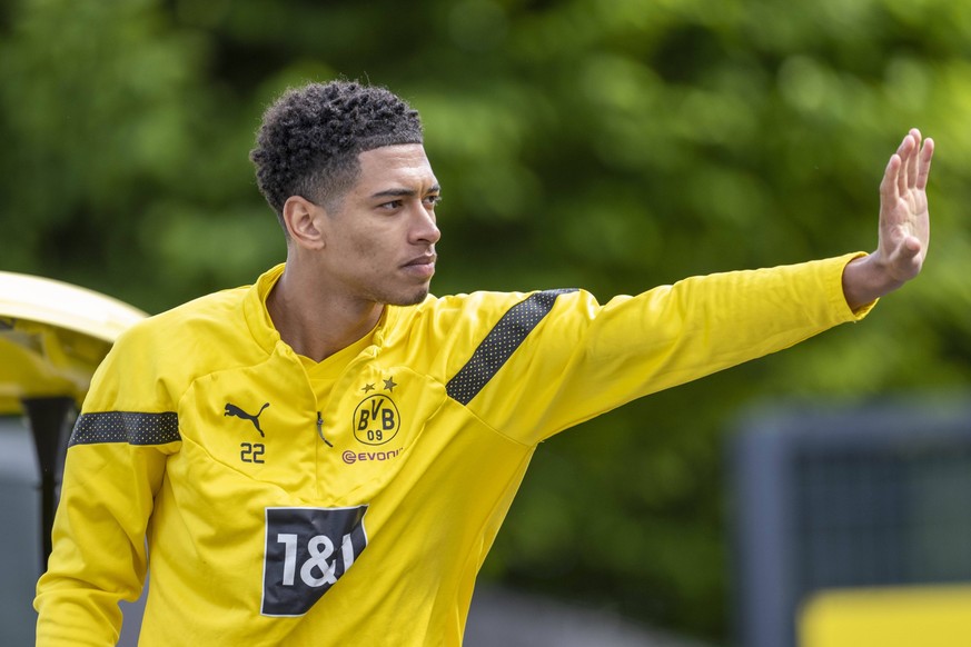 Fußball: öffentliches Training von Borussia Dortmund am 16.05.23, Saison 2022/2023 auf dem Trainingsgelände in Brackel. Dortmunds Jude Bellingham winkt. *** Soccer public training of Borussia Dortmund ...