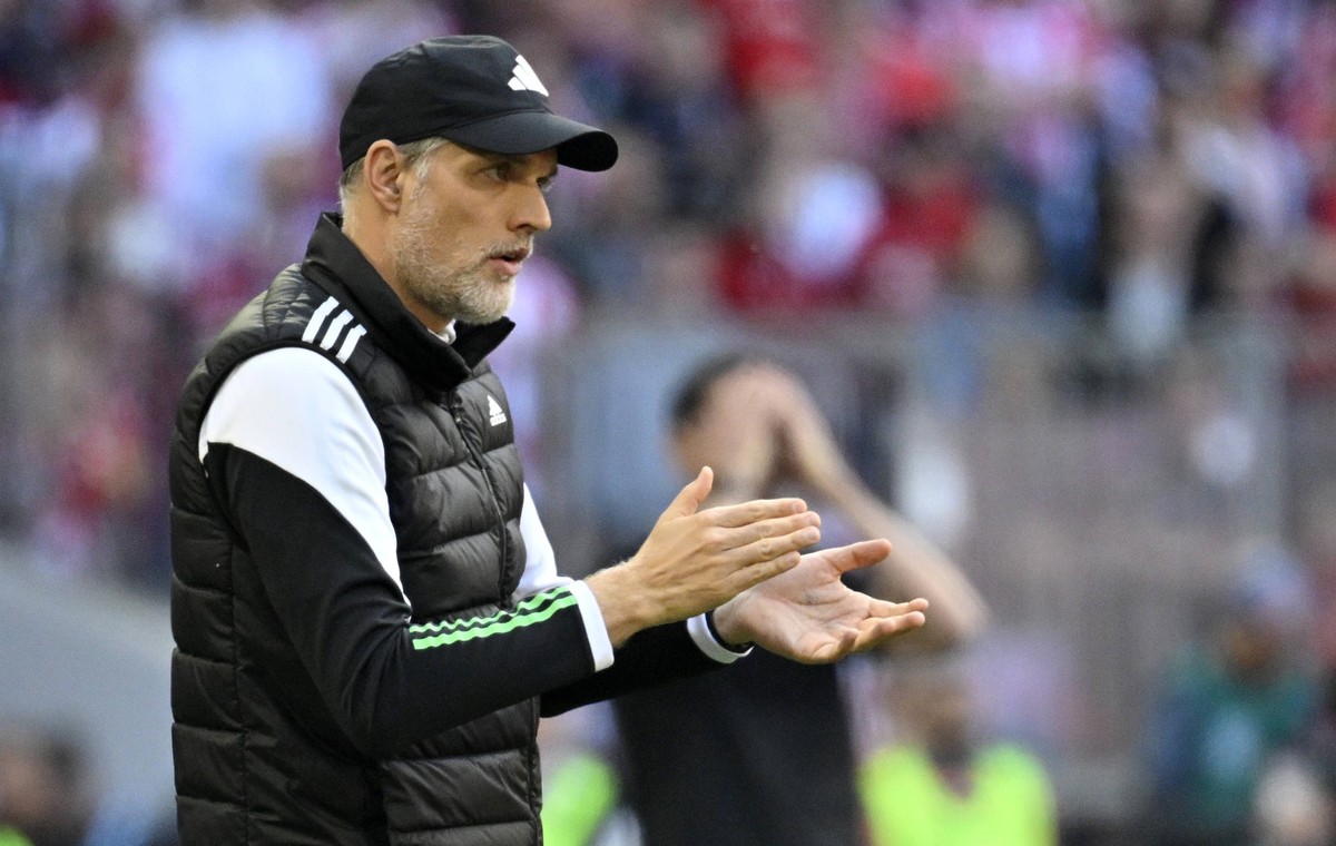 Trainer Coach Thomas Tuchel FC Bayern Muenchen FCB am Spielfeldrand Gestik Geste klatscht aufmunternd in die Haende Trainer Coach Dino Toppmoeller Eintracht Frankfurt SGE Enttaeuschung enttaeuscht nac ...
