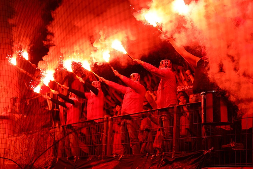 Leverkusen Fans Bayer 04 Leverkusen, Ultras, Pyro, Bayer 04 Leverkusen vs. AS Roma, Fussball, Europaleague, Halbfinale, Rueckspiel, Spielzeit 2022/2023, 18.05.2023 Foto: kolbert-press/Ant Palmer Lever ...