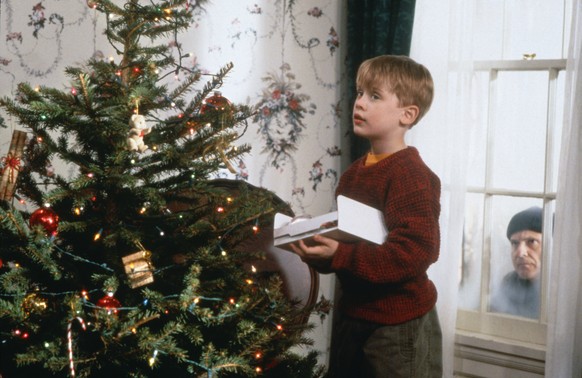 HANDOUT - 18.11.2020, ---, --: W�hrend der nichtsahnende Kevin (Macaulay Culkin, l) den Weihnachtsbaum schm�ckt, lauert Harry (Joe Pesci) auf eine Gelegenheit, das Haus auszurauben (undatierte Filmsze ...