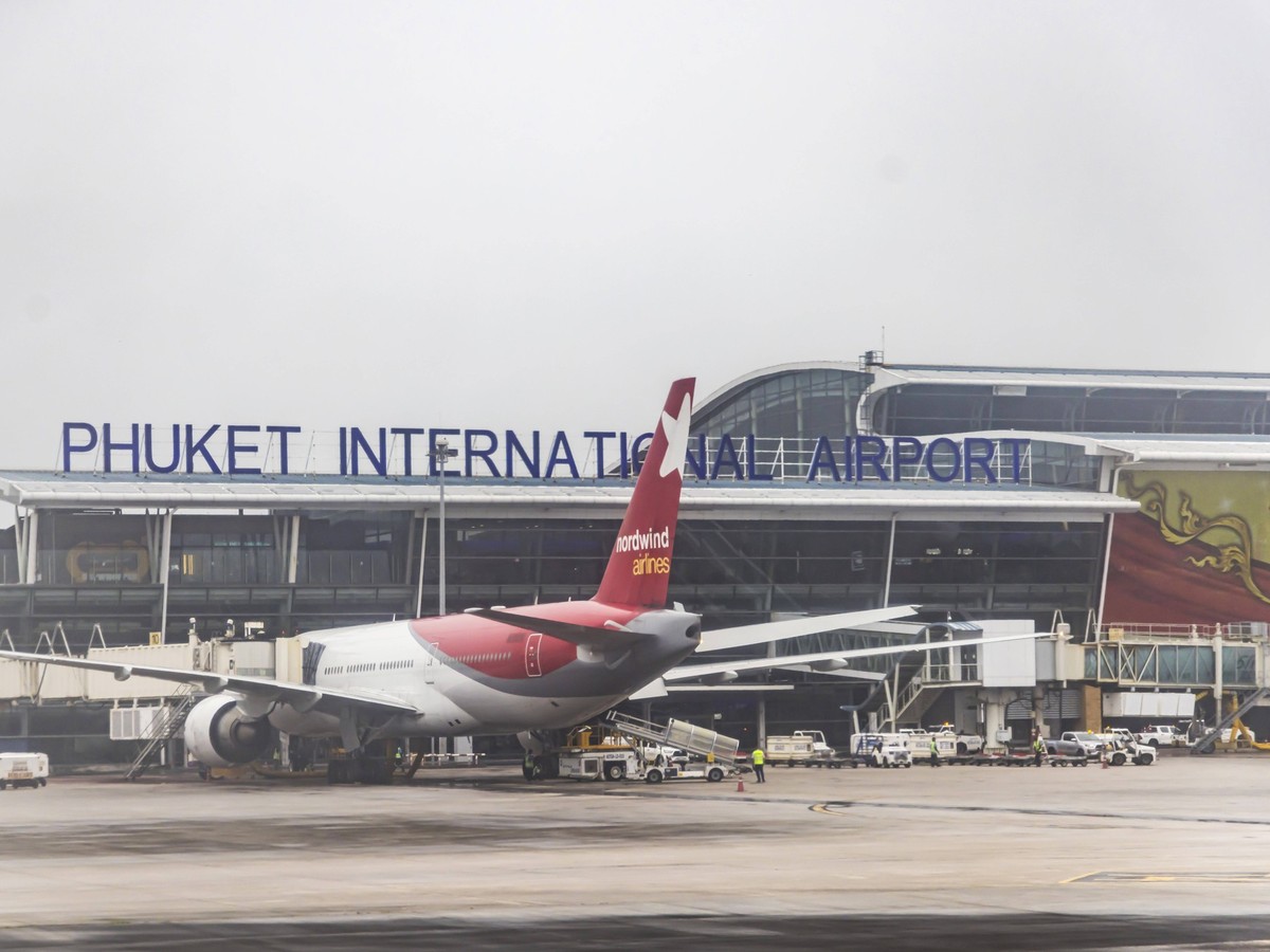 Flughafen Phuket mit Flugzeug. Ein Flugzeug der russischen Fluggesellschaft Nordwind. // 01.12.2024: Patong, Kathu, Insel Phuket, Thailand, Asien *** Phuket Airport with airplane An airplane of the Ru ...