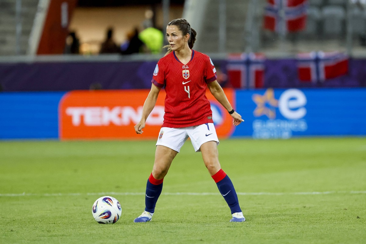 Tuva Hansen Norwegen, 04 am Ball , UEFA Womens EURO 2025, Frauen EM, Gruppe A, Norwegen vs. Island, 10.07.2025, Arena Thun, Thun, Schweiz Thun Arena Thun Kanton Bern Schweiz *** Tuva Hansen Norway, 04 ...