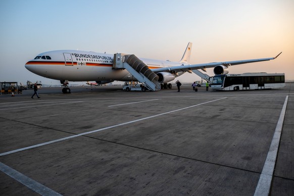 14.08.2023, Vereinigte Arabische Emirate, Abu Dhabi: Die Regierungsmaschine, ein Airbus A340-300, steht auf einer Parkposition aus dem Flughafen von Abu Dhabi. Nach einer Zwischenlandung zum Auftanken ...