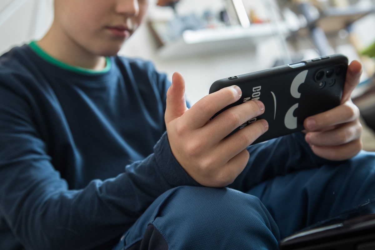 ILLUSTRATION - Vorsicht, Gefahr im Chat: Falsche Online-«Freunde» üben digitale Gewalt aus und manipulieren Kinder und Jugendliche - mit fatalen Folgen. (zu dpa: «BKA warnt vor gefährlichen Online-Gru ...