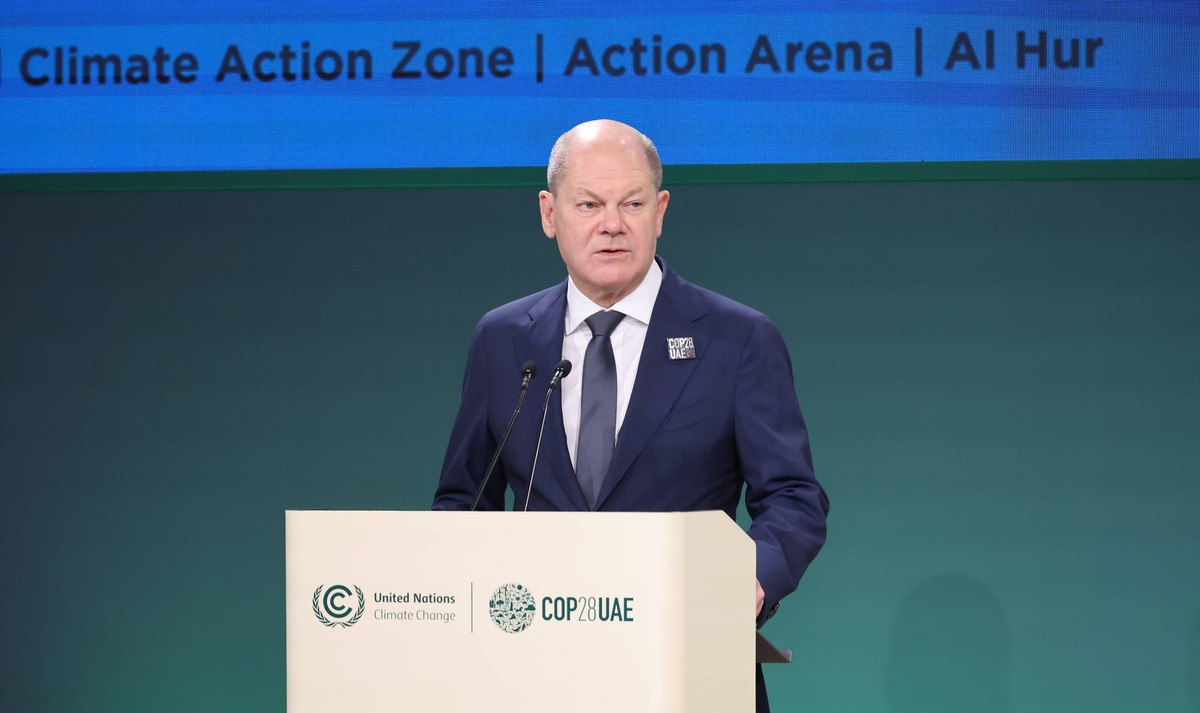 COP 28 Olaf Scholz Dubai 02.12.2023, United Arab Emirates, VAE , UAE, COP 28 at EXPO Dubai, Climate Action Pavillion hier der Bundeskanzler Olaf Scholz, Portraits, Halbfigur, Rede , COP 28c Frank Osse ...