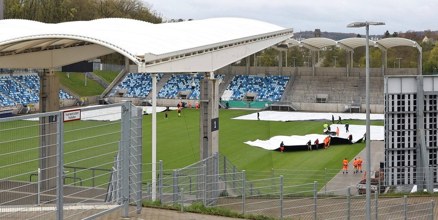 01.04.2024, Fussball, Herren, DFB-Pokal, Halbfinale, Saison 2023/2024, 1. FC Saarbrücken - 1. FC Kaiserslautern, Mitarbeiter der Stadt Saarbrücken ziehen Planen über den Rasen des Ludwigsparkstadion,  ...