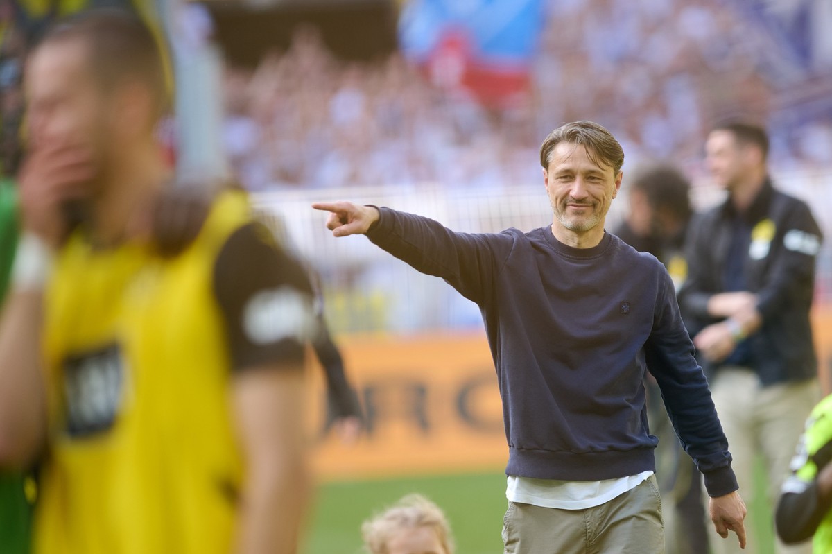 17.05.2025, Nordrhein-Westfalen, Dortmund: Fu�ball: Bundesliga, Borussia Dortmund - Holstein Kiel, 34. Spieltag, Signal Iduna Park. Dortmunds Trainer Niko Kovac reagiert nach dem Spiel nachdem die Fan ...