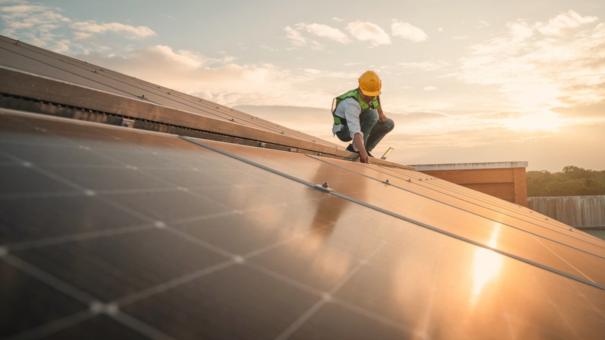 Immer mehr Dächer in Deutschland erstrahlen in neuem – und energieeffizientem – Gewand der Solarzellen.