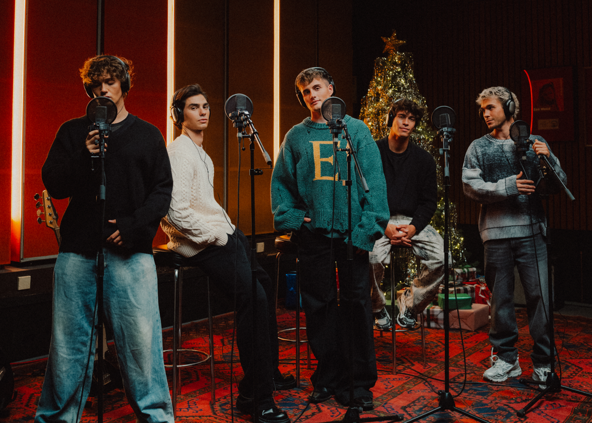 Neues für die Christmas-Playlist gefällig? Vielleicht Jingle Bell Rock von den Elevator Boys?