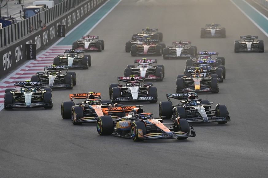 26.11.2023, Vereinigte Arabische Emirate, Abu Dhabi: Motorsport: Formel-1-Weltmeisterschaft, Grand Prix von Abu Dhabi: Der australische McLaren-Pilot Oscar Piastri (M) steuert sein Auto während des St ...