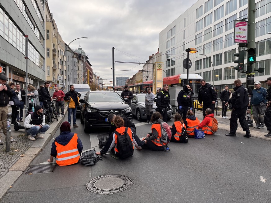 Die Aktivist:innen der "Letzten Generation" klebten ihre Hände an die Straße.