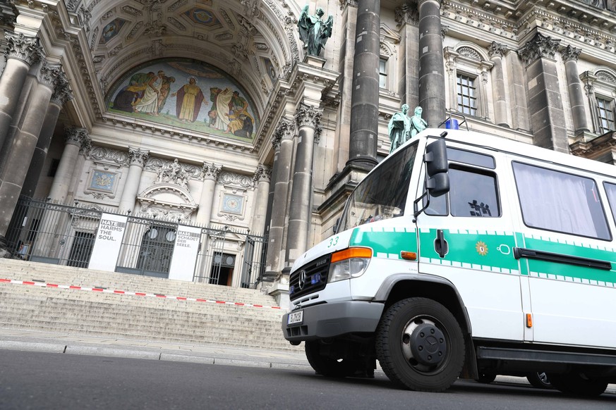 June 3, 2018 - Berlin, Germany - German police forces outside the Berlin Cathedral (Berliner Dom), where it was reported by local media the police officers shot a man, in Berlin, Germany, June 3 2018. ...